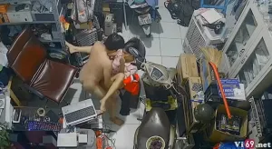Quay lén cặp đôi địt nhau tại của hàng điện tử siêu kích thích